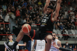 saat-bola-basket-macet-di-ring-dan-bikin-heran