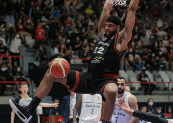 saat-bola-basket-macet-di-ring-dan-bikin-heran