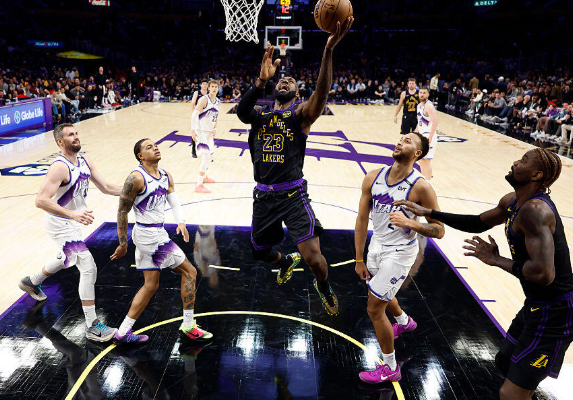 deandre-ayton-terpukau-dengan-performa-lebron