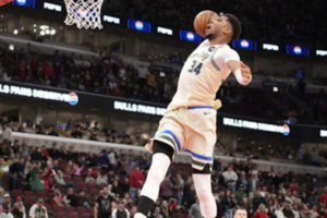 giannis-membuat-sebuah-dunk-kontroversional