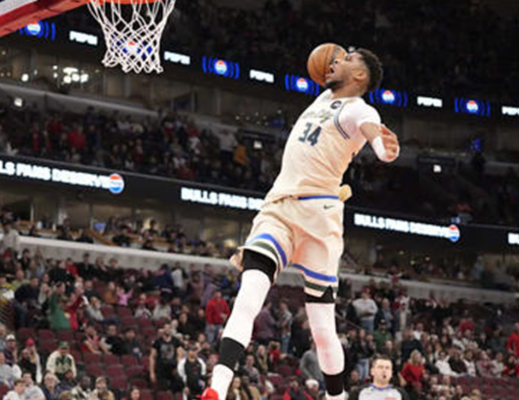 giannis-membuat-sebuah-dunk-kontroversional